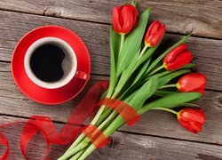 Tulipany obok filiżanki z kawą