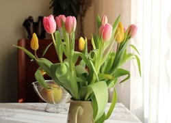 Tulipany w dzbanku na stole