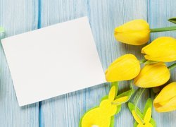 Tulipany z kartką i pisankami