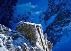 Turyści odpoczywający na szczycie góry