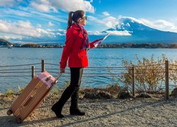 Kobieta, Turystka, Bagaż, Mapa, Czerwony, Płaszcz, Ogrodzenie, Góra Fudżi, Jezioro, Lake Kawaguchi, Japonia