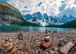 Park Narodowy Banff, Góry, Jezioro Moraine, Kamienie, Drzewa, Chmury, Prowincja Alberta, Kanada