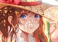 Uśmiechnięta dziewczyna w ażurowym kapeluszu