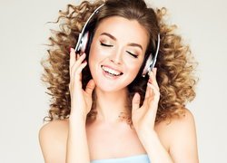 Uśmiechnięta kobieta słuchająca muzyki
