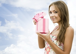Uśmiechnięta kobieta zadowolona z prezentu