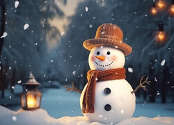 Uśmiechnięty bałwan w kapeluszu i szaliku na śniegu