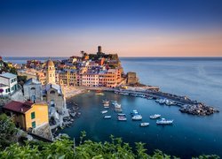 Vernazza, Morze, Domy, Łódki, Cinque Terre, Liguria, Włochy
