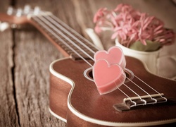 Walentynkowa kompozycja z gitarą i różowymi serduszkami