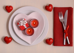 Walentynkowe nakrycie z serduszkami i prezentem na talerzu