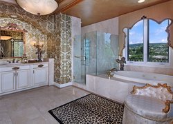 Wanna i kabina prysznicowa w luksusowej łazience