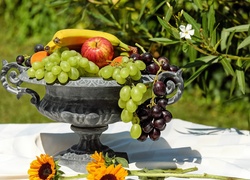 Waza z owocami w dekoracji ze słonecznikami