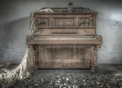 Wazon i chusta na starym pianinie