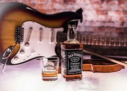 Whisky Jack Daniels obok skrzypiec i gitary