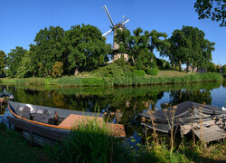 Wiatrak nad kanałem wodnym w Alkmaar