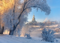 Widok na cerkiew w rosyjskim mieście Torżok zimą