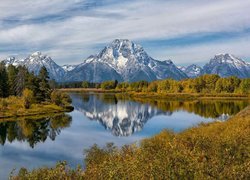 Stany Zjednoczone, Stan Wyoming, Park Narodowy Grand Teton, Góra Mount Moran, Rzeka Snake River, Jesień, Drzewa, Góry, Odbicie