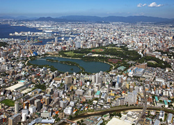 Widok na japońskie miasto Fukuoka z lotu ptaka