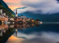 Austria, Miasteczko Hallstatt, Jezioro Hallstättersee, Chmury, Góry, Domy