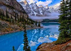 Góry, Skały, Las, Drzewa, Jezioro, Moraine Lake, Odbicie, Chmury, Mgła, Park Narodowy Banff, Alberta, Kanada