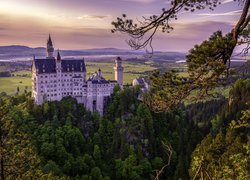 Widok na malowniczy zamek Neuschwanstein w Bawarii