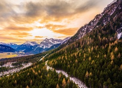 Widok na ośnieżone szczyty Alp w Austrii o świcie