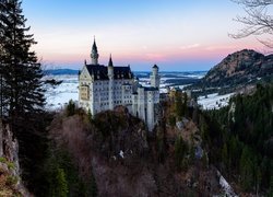 Zamek Neuschwanstein, Skały, Drzewa, Zima, Bawaria, Niemcy