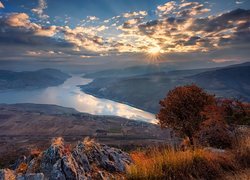 Góry Rodopy, Jezioro, Drzewa, Roślinność, Skały, Wschód słońca, Chmury, Bułgaria