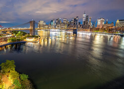 Widok na rzekę East i most Brookliński w Nowym Jorku nocą