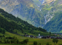 Widok na wioskę Ulrichen w szwajcarskich  Alpach Lepontyńskich