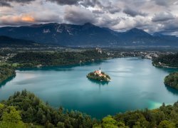 Słowenia, Bled, Wyspa Blejski Otok, Jezioro Bled, Kościół, Góry, Alpy Julijskie, Drzewa, Chmury