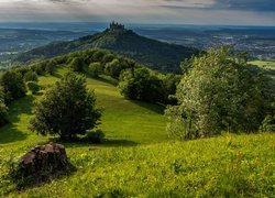 Góra Hohenzollern, Zamek Hohenzollern, Drzewa, Chmury, Wzgórze, Badenia-Wirtembergia, Niemcy