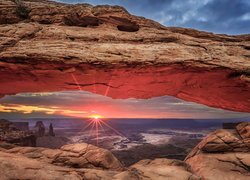 Park Narodowy Canyonlands, Łuk Mesa Arch, Skały, Promienie słońca, Utah, Stany Zjednoczone