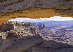 Widok spod łuku skalnego na Park Narodowy Canyonlands