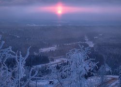 Widok z Białej Góry na zimowy zachód słońca