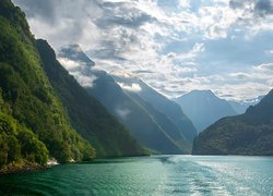 Norwegia, Gudvangen, Fiord Naroyfjorden, Góry, Niebo, Chmury, Lasy