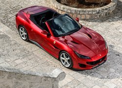 Widok z góry na czerwone Ferrari Portofino