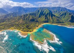 Stany Zjednoczone, Hawaje, Wyspa Kauai, Góry, Roślinność, Morze, Chmury, Z lotu ptaka
