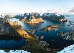 Widok z góry na wioski na norweskich Lofotach zimą