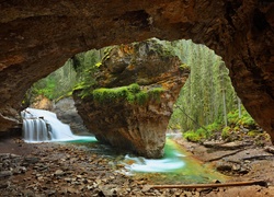 Widok z jaskini na Johnston Canyon w Parku Narodowym Banff w Kanadzie