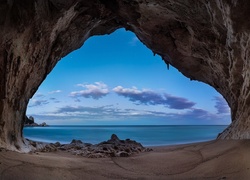Widok z jaskinii na spokojne morze