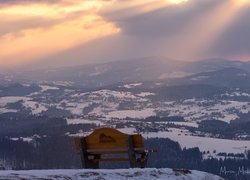 Widok z ławki na zimową panoramę Beskidów