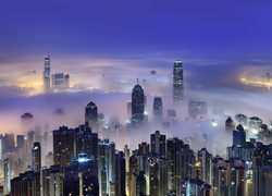 Widok z lotu ptaka na zamglony Hong Kong z drapaczami chmur