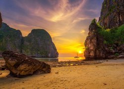 Morze, Żaglówka, Wyspa Ko Phi Phi, Skały, Plaża, Brzeg, Roślinność, Zachód słońca, Prowincja Krabi, Tajlandia