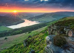 Park Narodowy Peak District, Skały, Bamford Edge, Zachód słońca, Lasy, Wzgórza, Jezioro, Ladybower Reservoir, Anglia