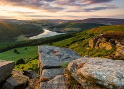 Skały, Bamford Edge, Promienie słońca, Dolina, Jezioro, Ladybower Reservoir, Park Narodowy Peak District, Anglia
