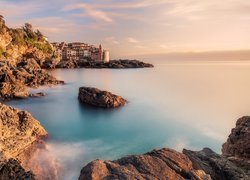 Widok ze skał na morze i miasteczko Tellaro w Ligurii