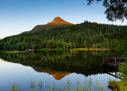 Widok znad jeziora na las Glencoe Lochan w Szkocji