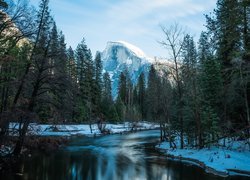 Góry, Szczyt Half Dome, Rzeka, Merced River, Śnieg, Drzewa, Park Narodowy Yosemite, Kalifornia, Stany Zjednoczone