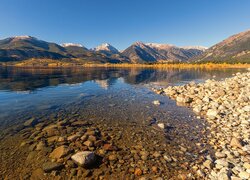 Widok znad Twin Lakes na góry w Kolorado