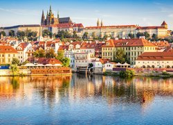 Widok znad Wełtawy na panoramę Pragi